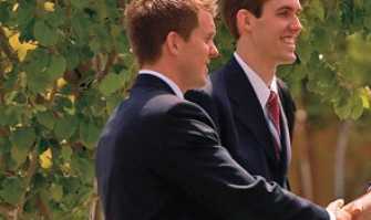 Camicia, cravatta e zainetto sulle spalle: chi sono i mormoni ''baresi''?